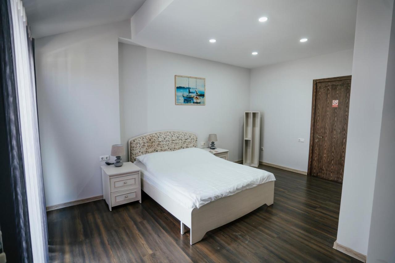 West Apart Hotel Батуми Екстериор снимка