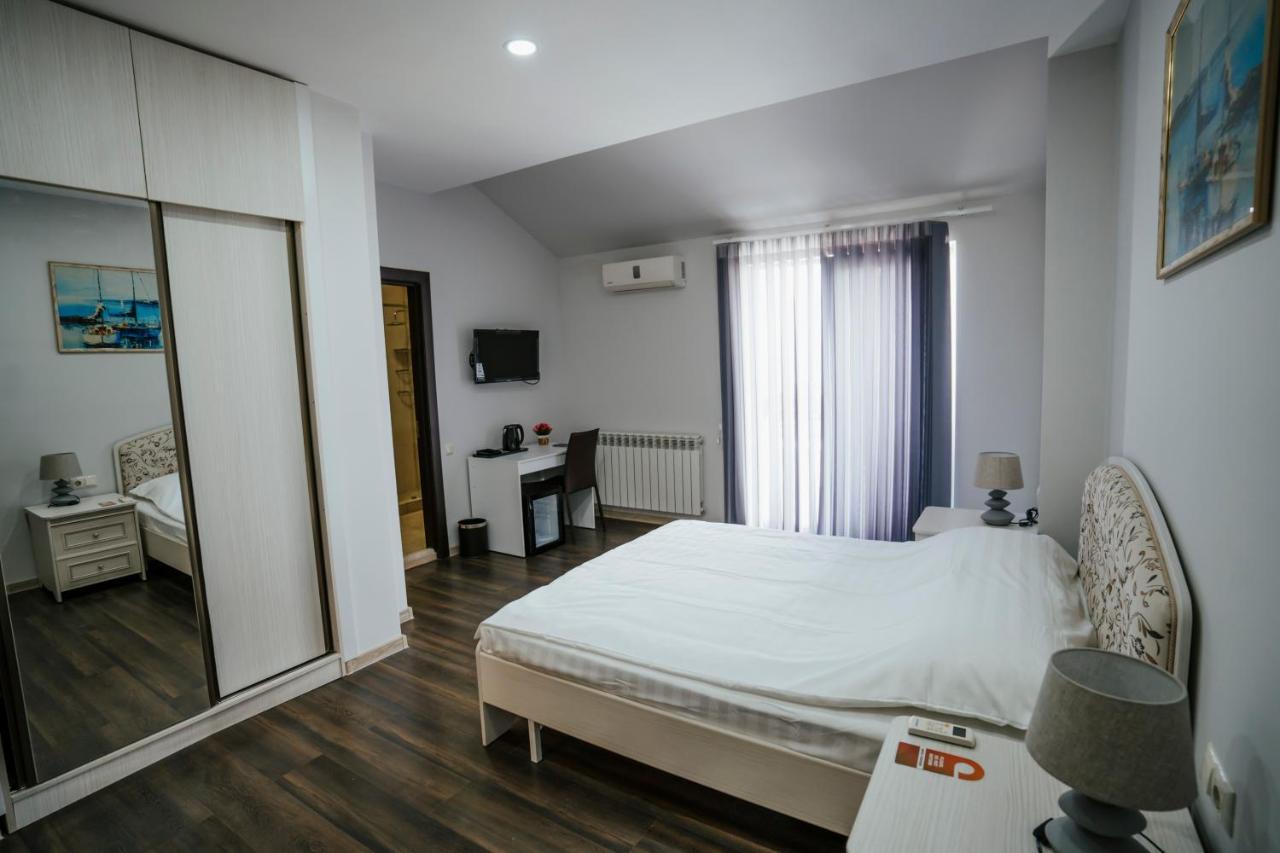 West Apart Hotel Батуми Екстериор снимка