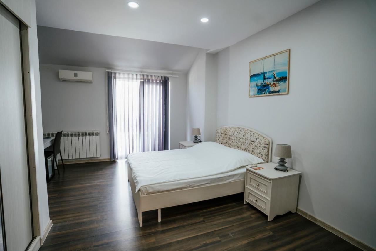 West Apart Hotel Батуми Екстериор снимка